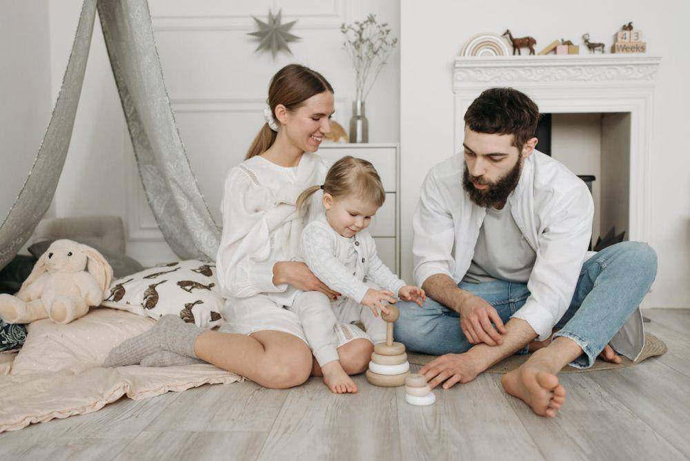 ilustrasi pasangan co-parent yang mengutamakan kebutuhan anak (pexels.com/Pavel Danilyuk)