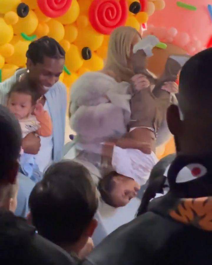 Rihanna dan RZA di pesta ulang tahun (Twitter.com/DailyLoud)