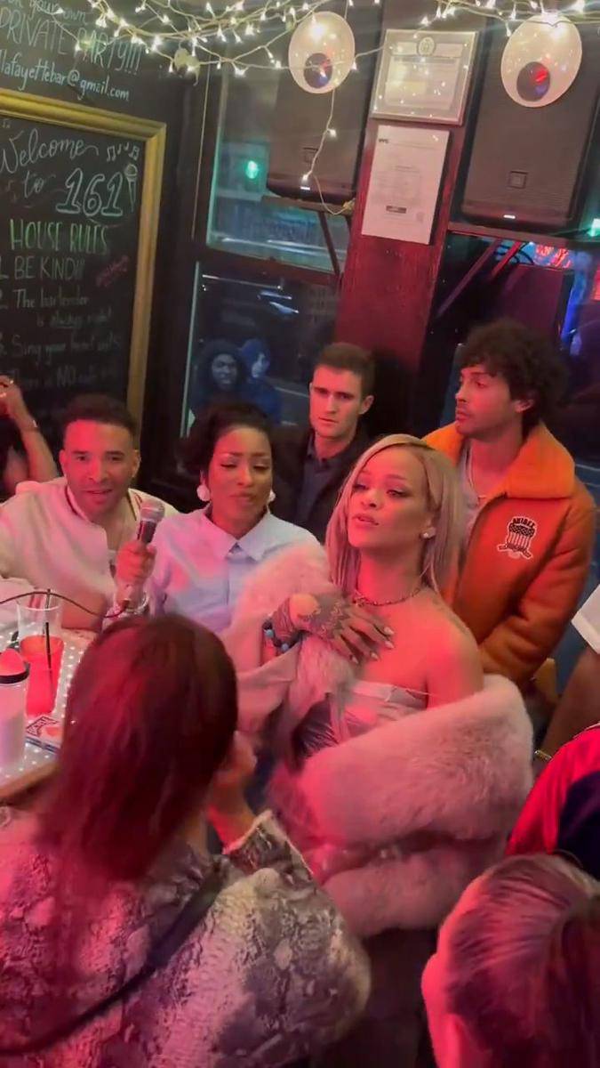 Rihanna di karaoke after party pesta RZA (Twitter.com/ririnavybih)