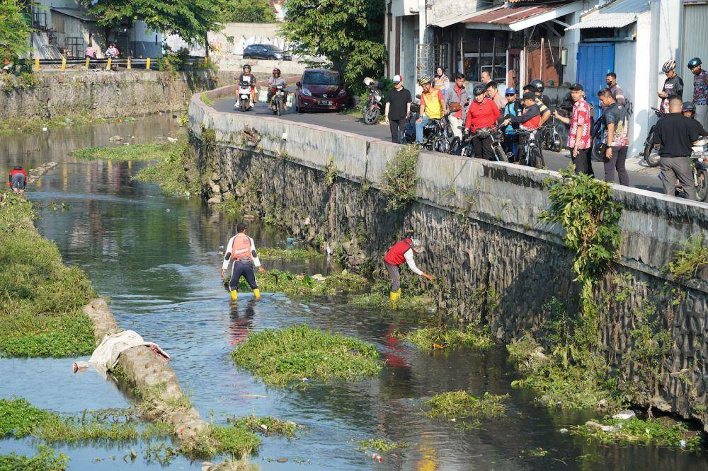 Masih ada sampah yang menumpuk di Kali Semarang. (dok. Pemkot Semarang)