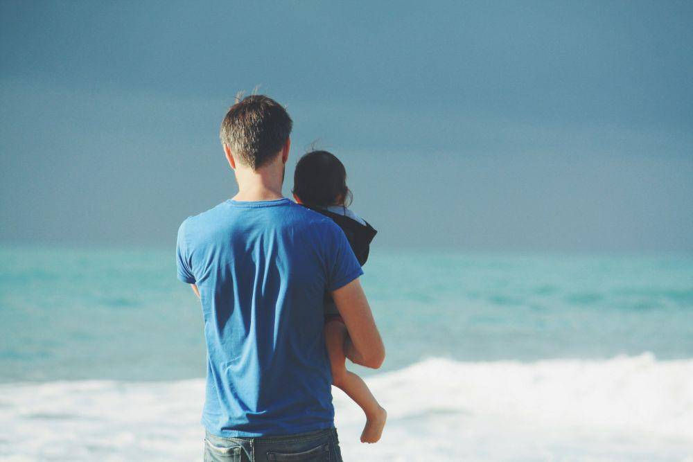 ilustrasi orangtua dan anak (unsplash.com/@mafalou)