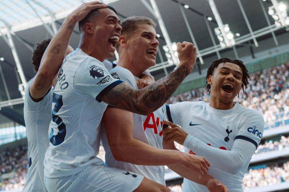 Para pemain Tottenham sedang melakukan selebrasi gol kontra Burnley (twitter.com/@SpursOfficial)