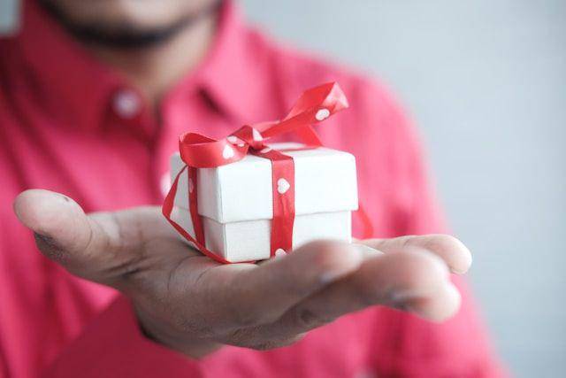 Memberikan pujian dan hadiah yang terasa gak tulus dan terlalu berlebihan (unsplash.com/towfiqu999999)