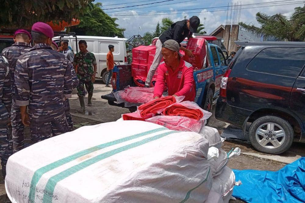 Mensos Risma berikan bantuan ke korban banjir lahar dingin Marapi Sumbar. (dok. Kemensos)