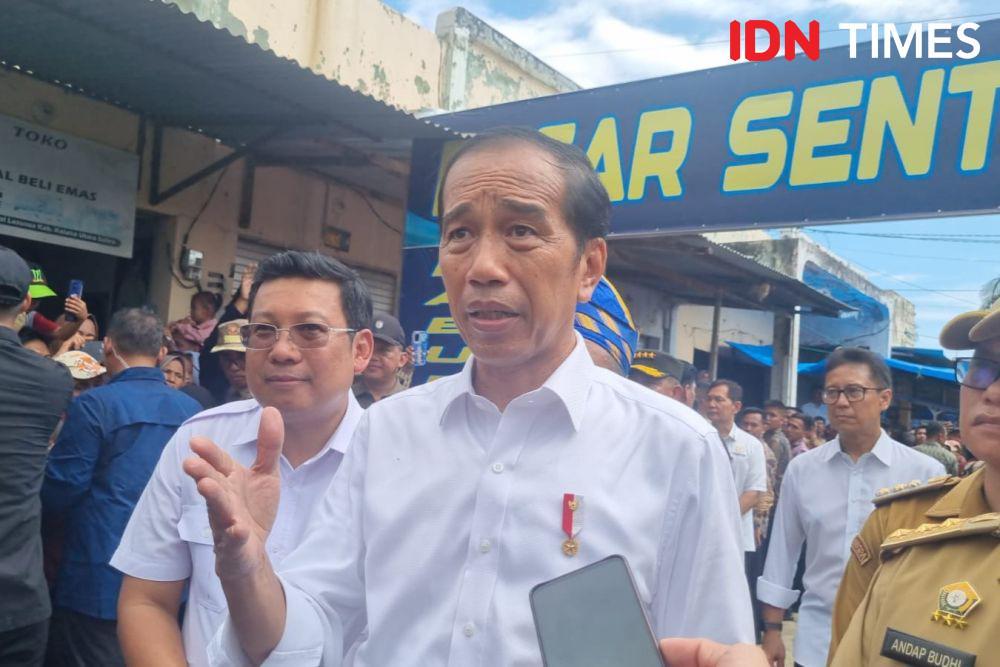 Kunjungi Pasar Kolaka Utara, Jokowi Kaget Beras Premium Rp13 Ribu