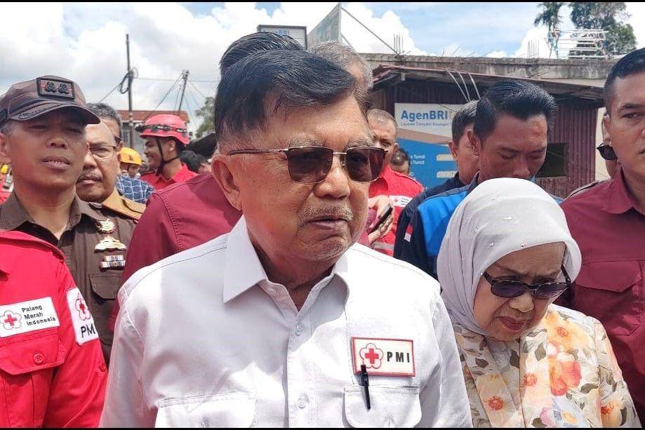 PMI salurkan bantuan 10 tangki air untuk korban banjir bandang dan longsor Sumbar. (dok. PMI)
