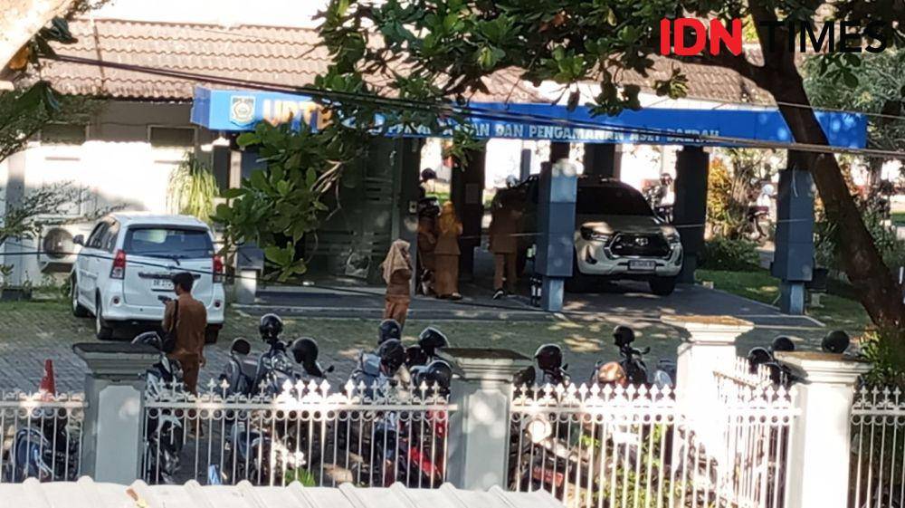 Sejumlah orang keluar kantor saat gempa di Lombok pada Selasa (14/5/2024). (IDN Times/Muhammad Nasir)