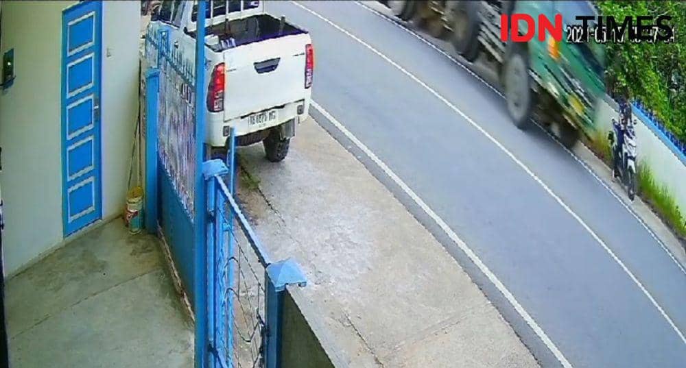 Kontainer di Singkawang oleng mengakibatkan 1 orang meninggal dunia. (IDN Times/istimewa).