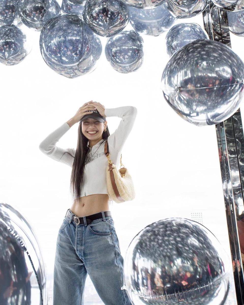 style Y2K ala Lisa BLACKPINK (instagram.com/lalalalisa_m)