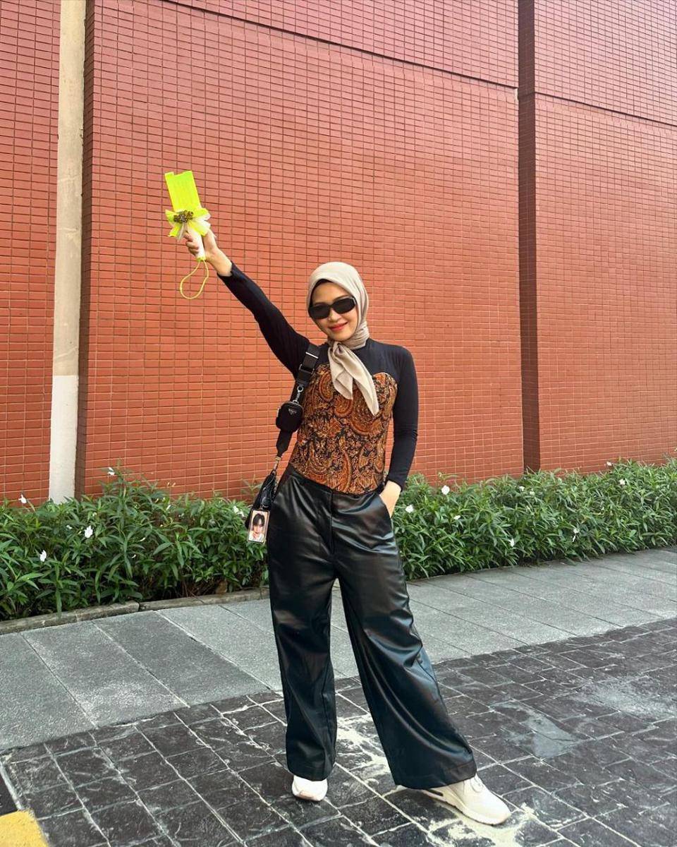 ide outfit hijab buat nonton konser KPop (instagram.com/gebysrikandii)