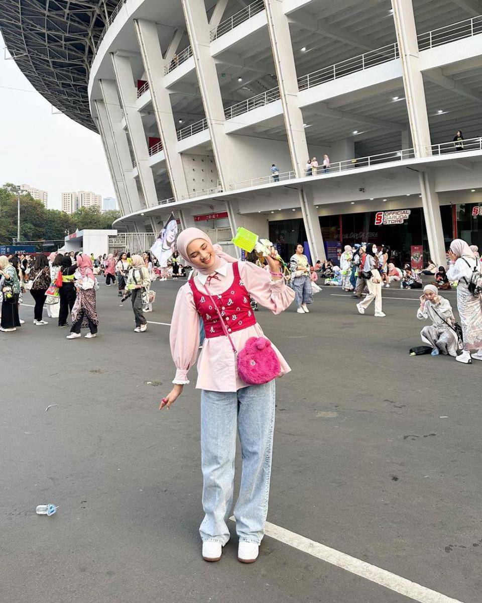 ide outfit hijab buat nonton konser KPop (instagram.com/raniaskdr_)