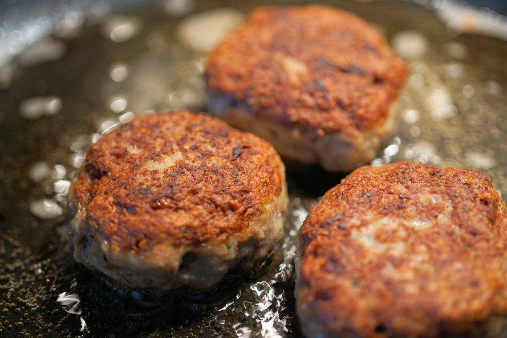 ilustrasi menggoreng perkedel telur daging ikan (pixabay.com/webandi)
