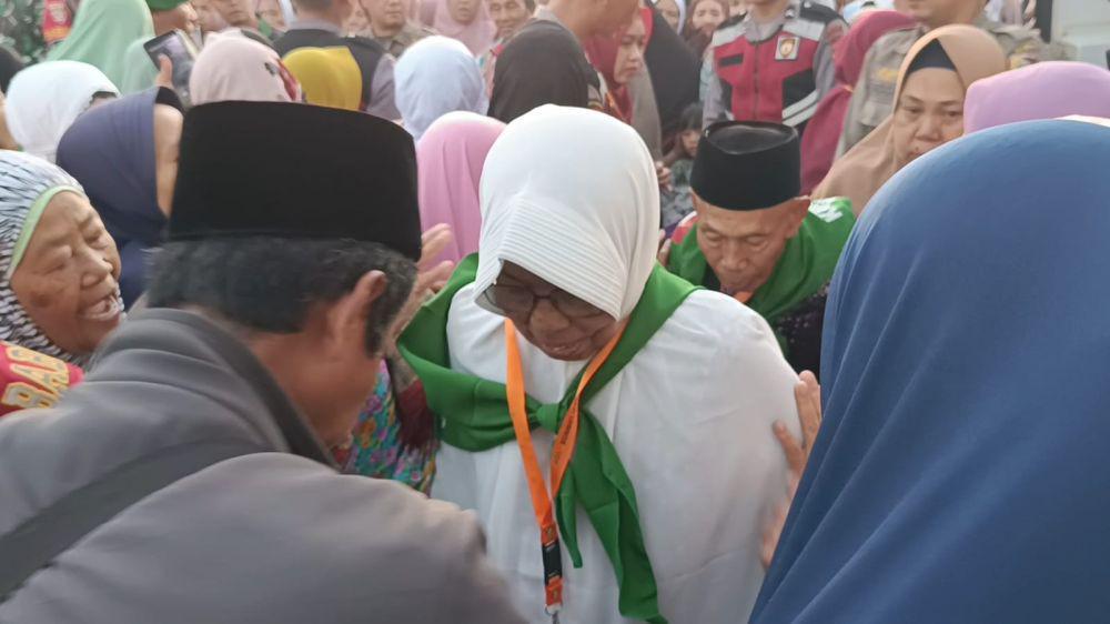 Ribuan Warga Lotim Antarkan JCH yang akan Berangkat ke Tanah Suci