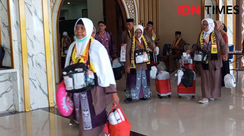 JCH NTB saat tiba di Asrama Haji Mataram. (IDN Times/Muhammad Nasir)