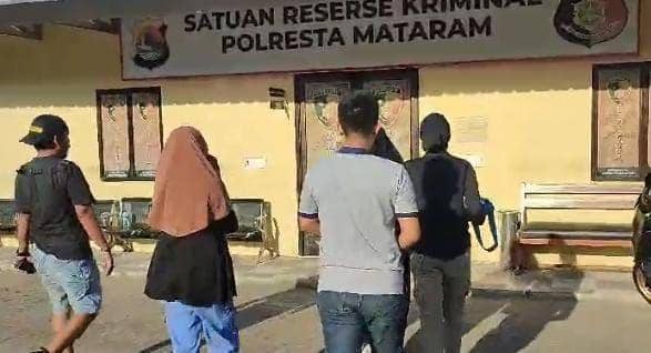Terduga pelaku saat diamankan Satreskrim Polresta Mataram. (dok. Istimewa)