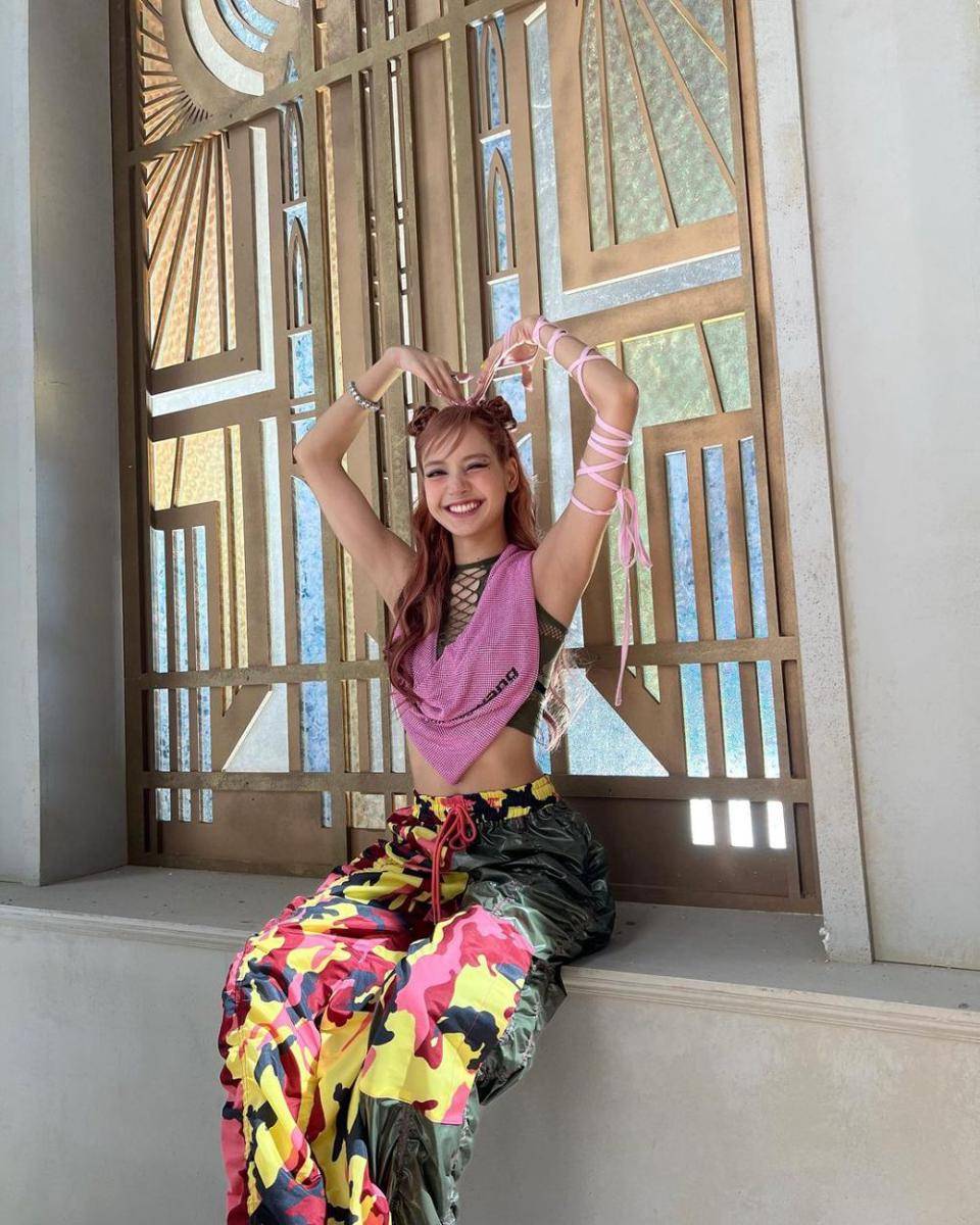 style Y2K ala Lisa BLACKPINK (instagram.com/lalalalisa_m)