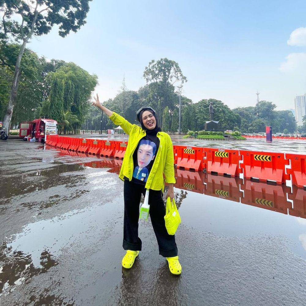 ide outfit hijab buat nonton konser KPop (instagram.com/yunitafauziahh)