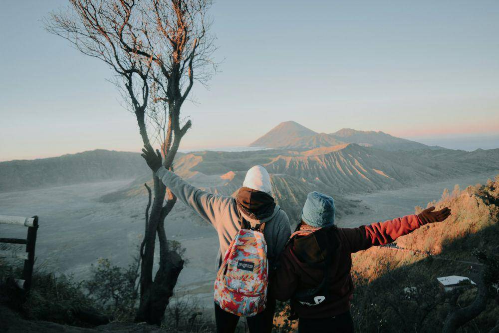 potret orang menggunakan jaket di kawasan Bromo (unsplash.com/azhar galih)