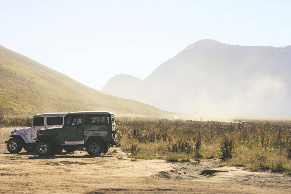 potret jeep di Bromo (unplash.com/Iqbal Muakhid)