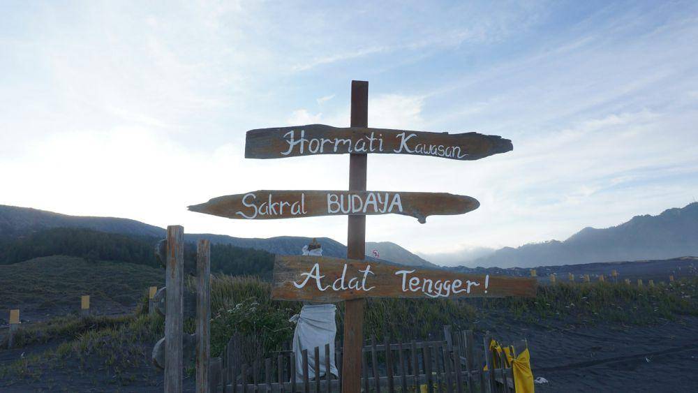 potret papan peraturan di kawasan Bromo (unplash.com/Fauzan Fathullah)