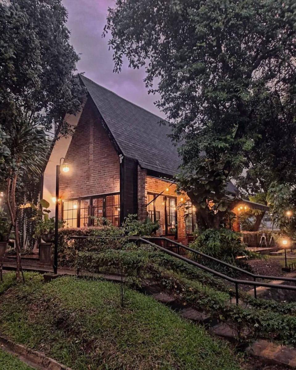potret Rene Cafe (instagram.com/caesarenodswr dan instagram.com/renecafe_)