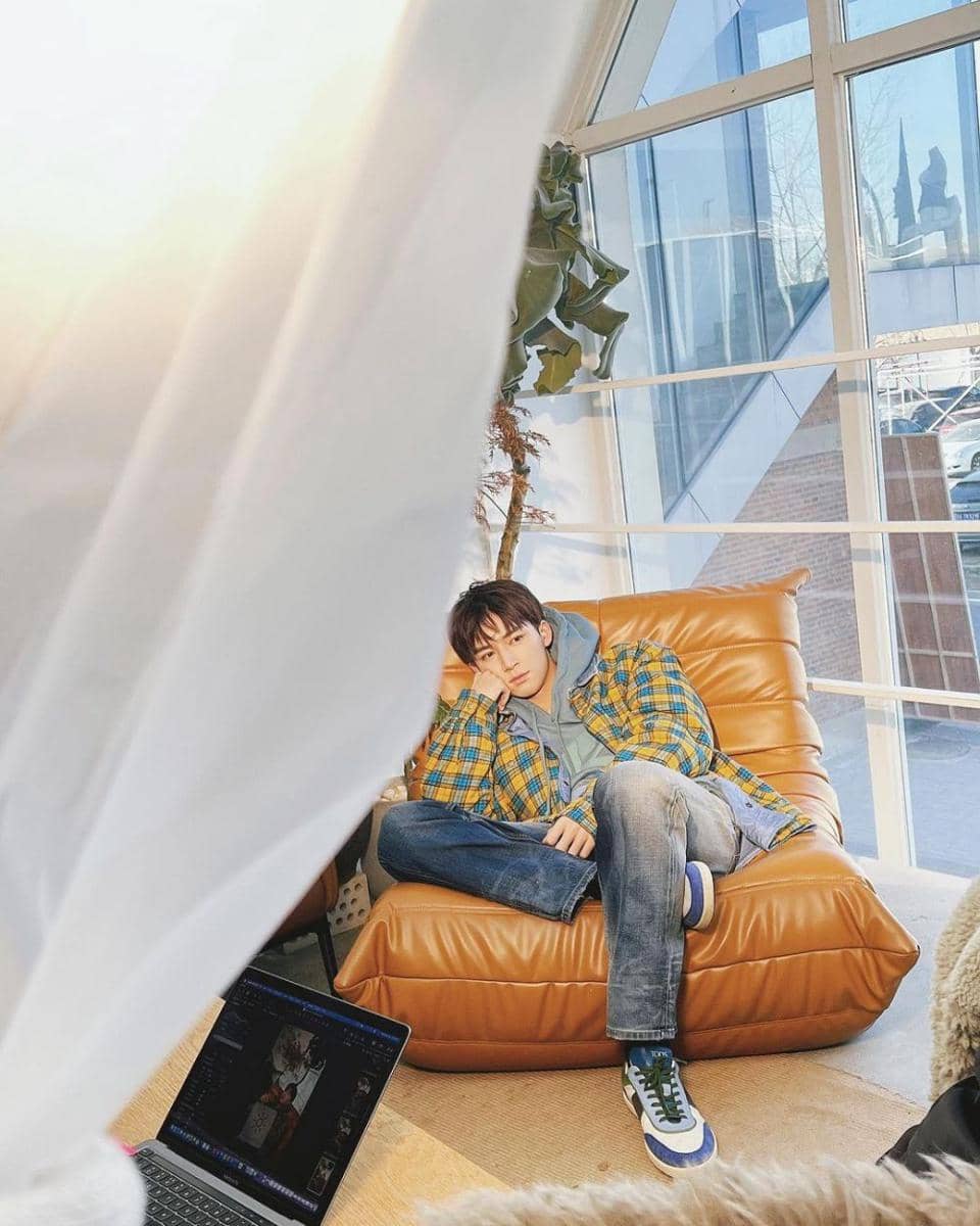 outfit traveling ala Wang Xing Yue (instagram.com/wangxingyue0305)