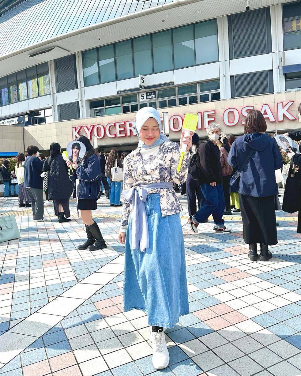 ide outfit hijab buat nonton konser KPop (instagram.com/gebysrikandii)