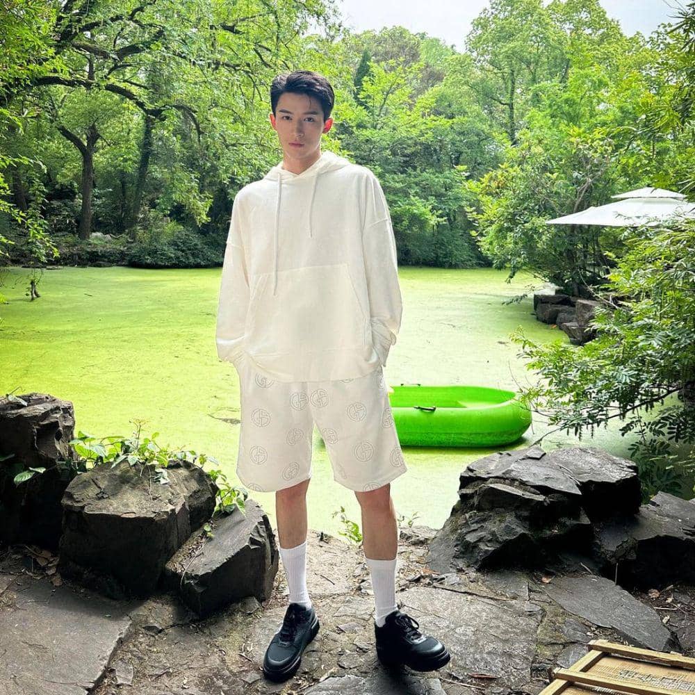 outfit traveling ala Wang Xing Yue (instagram.com/wangxingyue0305)