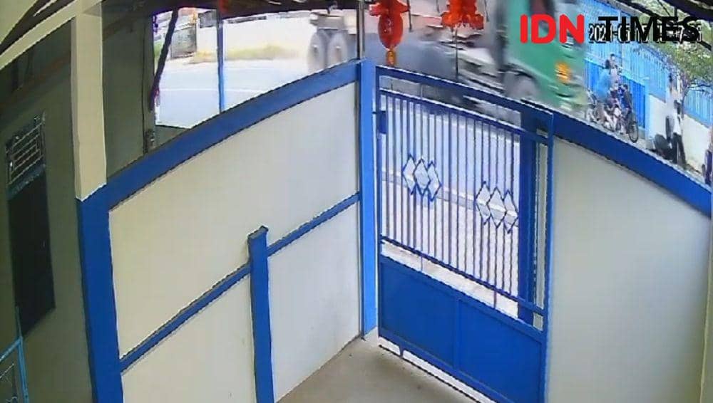 Sejumlah warga menjadi korban dari peristiwa olengnya kontainer di Singkawang. (IDN Times/istimewa).