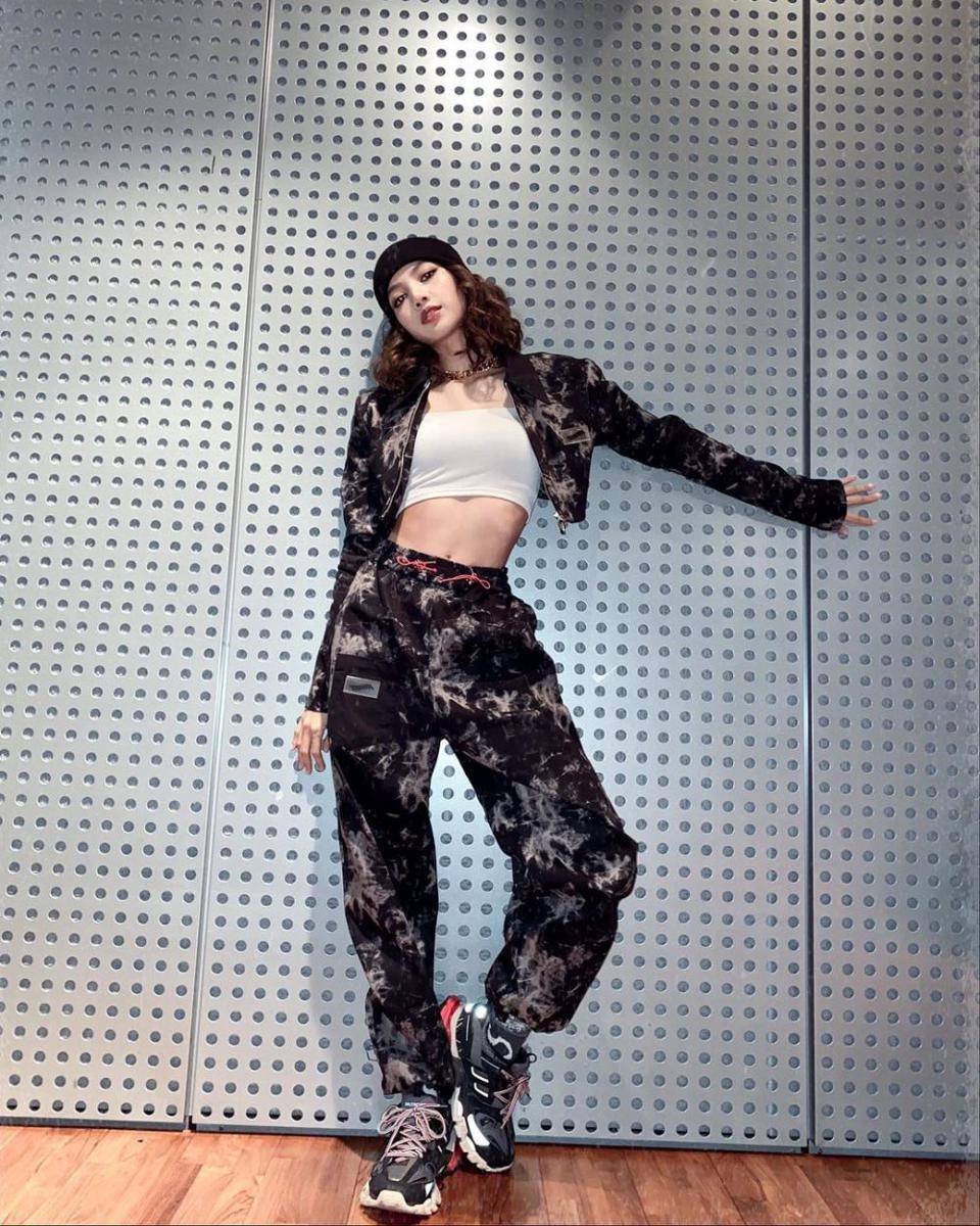 style Y2K ala Lisa BLACKPINK (instagram.com/lalalalisa_m)