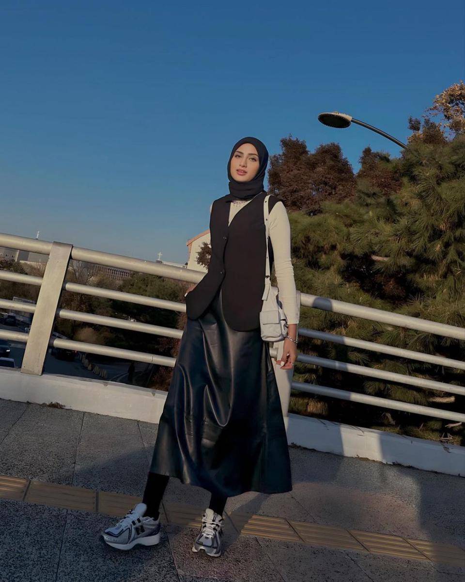 ide outfit hijab buat nonton konser KPop (instagram.com/miraagile)