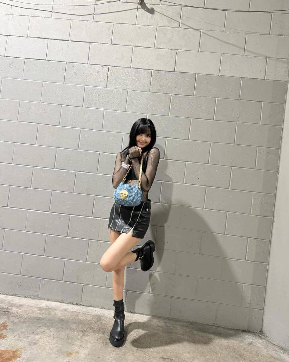 style Y2K ala Lisa BLACKPINK (instagram.com/lalalalisa_m)