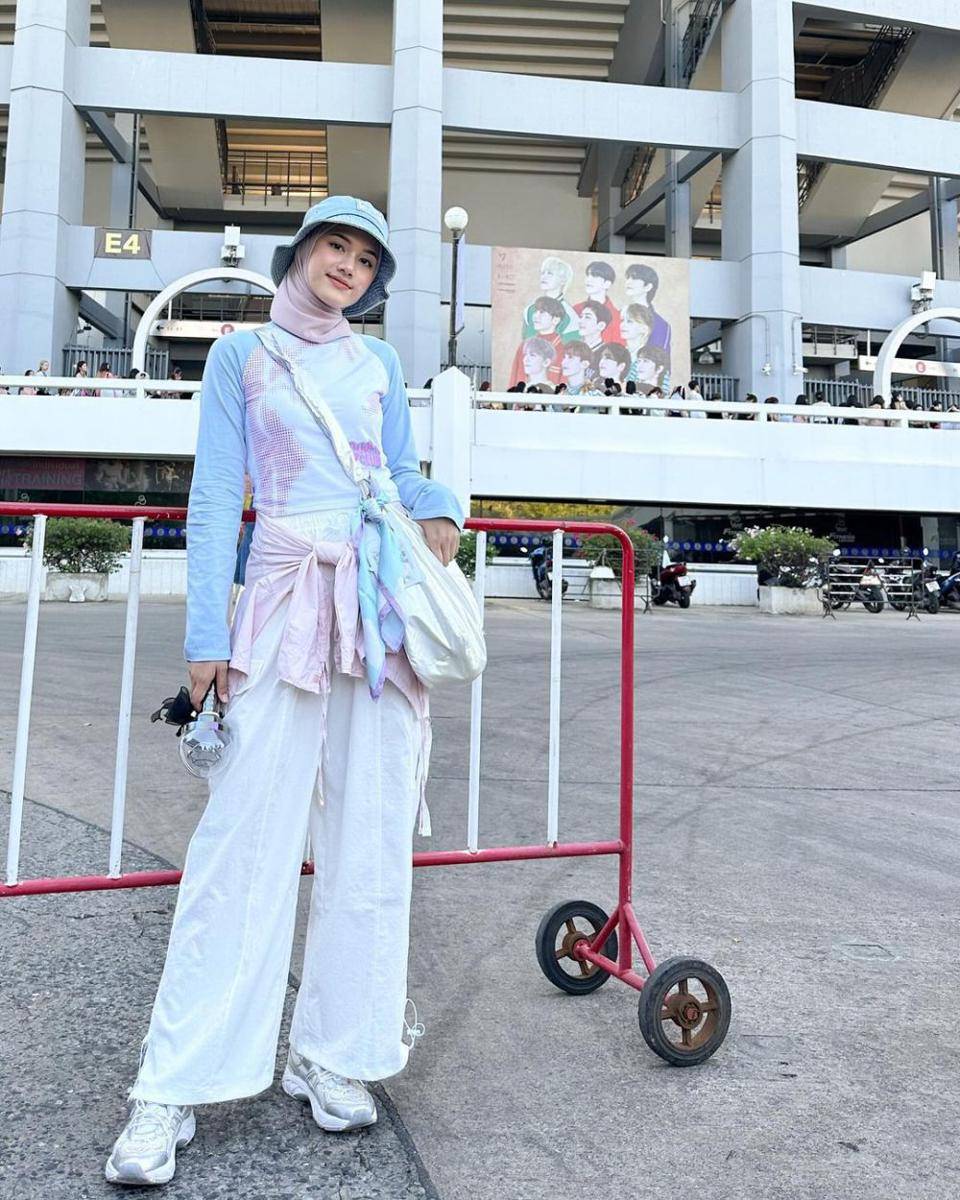 ide outfit hijab buat nonton konser KPop (instagram.com/raniaskdr_)