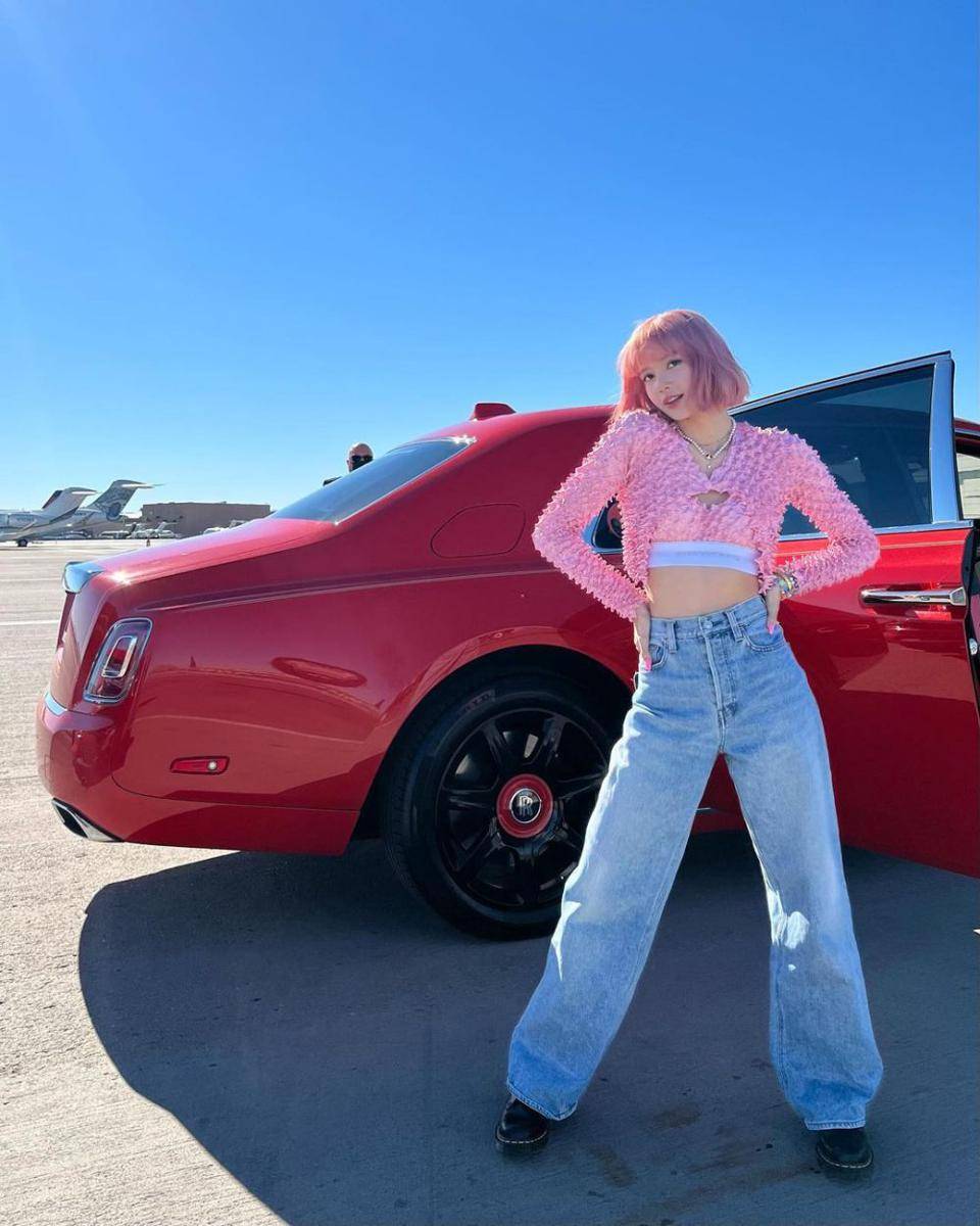 style Y2K ala Lisa BLACKPINK (instagram.com/lalalalisa_m)