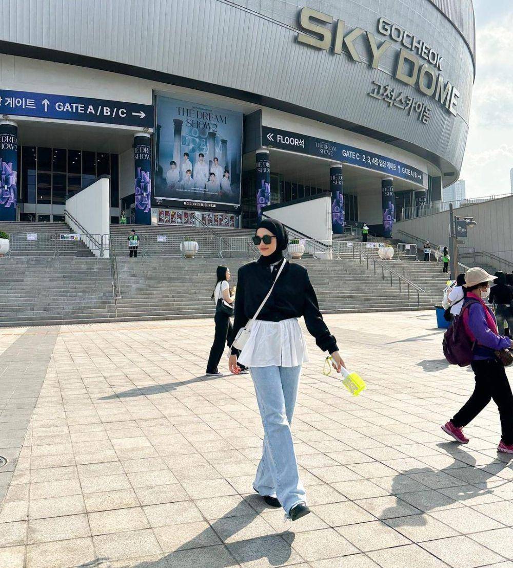 ide outfit hijab buat nonton konser KPop (instagram.com/raniaskdr_)