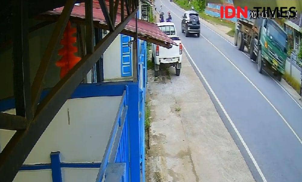 Kontainer di Singkawang tiba-tiba oleng ke kiri jalan dan menabrak warga. (IDN Times/istimewa).