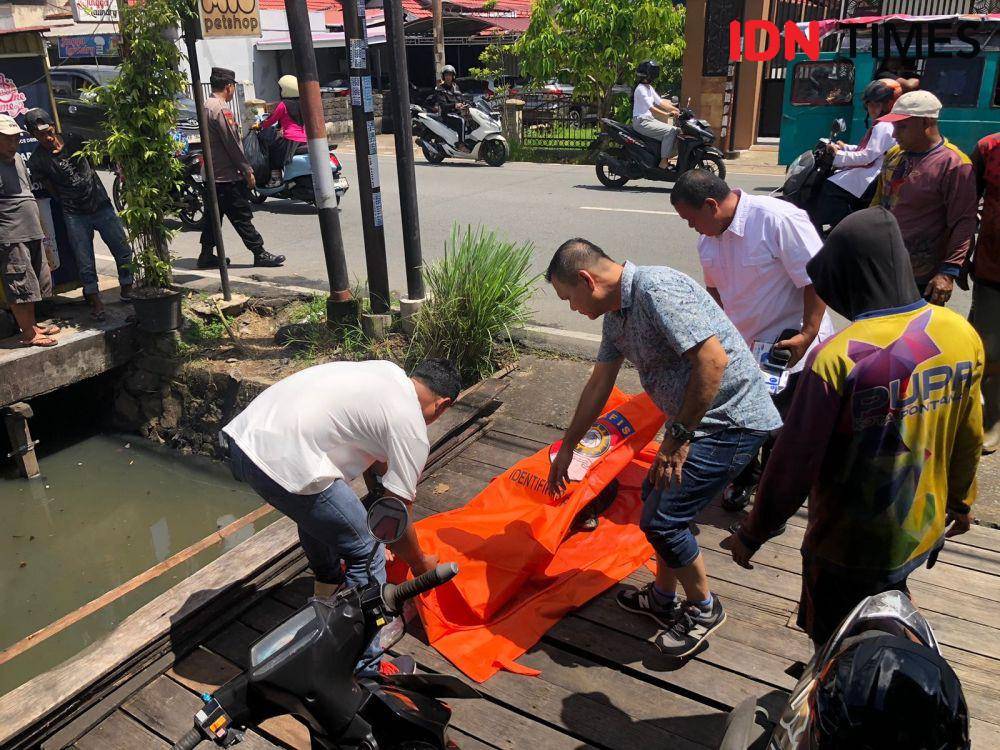 Polisi membawa potongan tubuh manusia ke RS Bhayangkara Pontianak. (IDN Times/Polresta Pontianak).