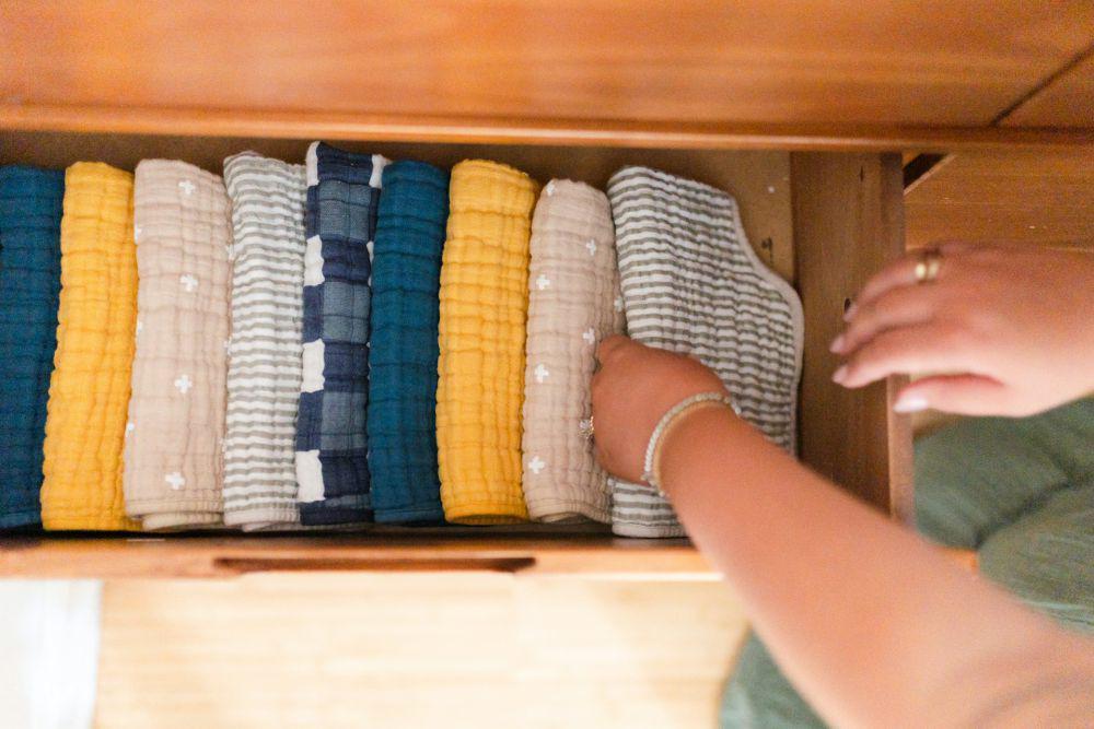 6 Tips Menyimpan Pakaian di Laci Meja Rias, Bantu Hindari Kekacauan!