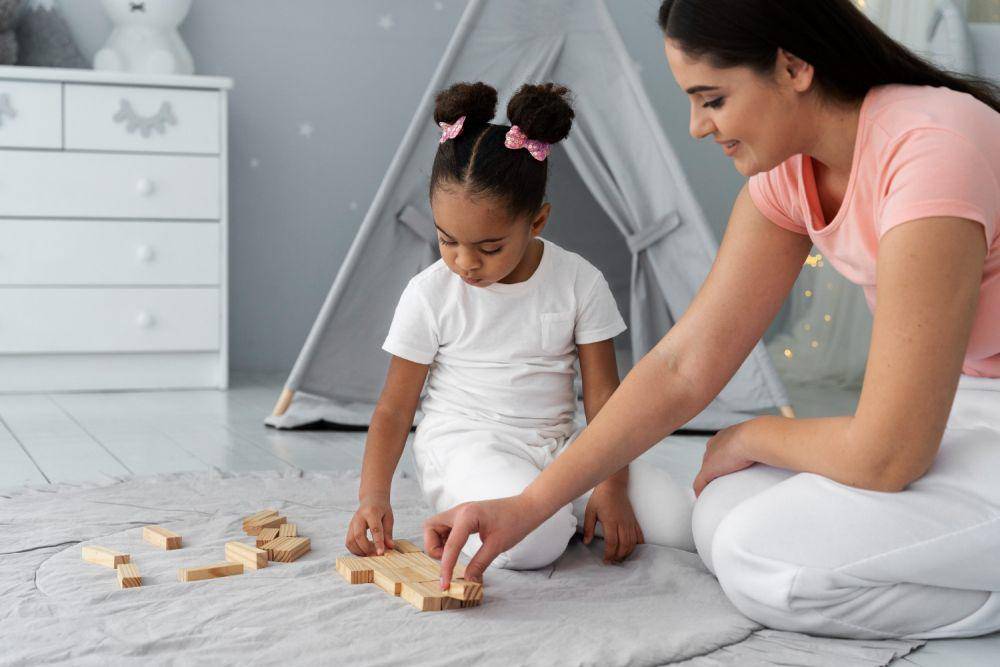 ilustrasi ibu bermain dengan anak (freepik.com/freepik)