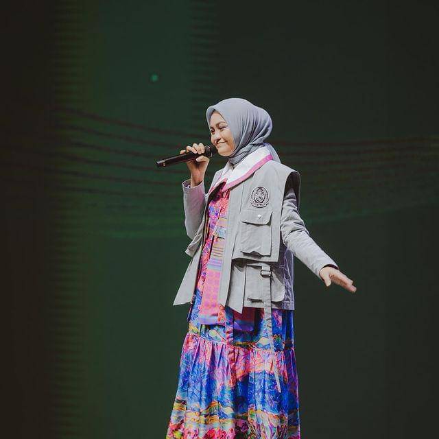 Dressy casual outfit ala Salma Salsabil (Instagram.com/fitri.fkh)
