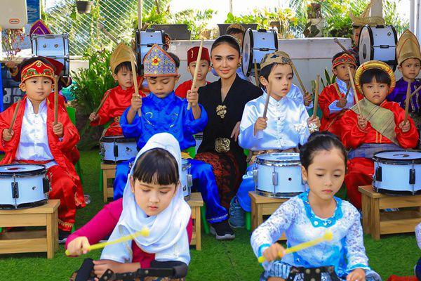 7 Potret Yuni Shara Rayakan Ulang Tahun ke-20 PAUD Miliknya