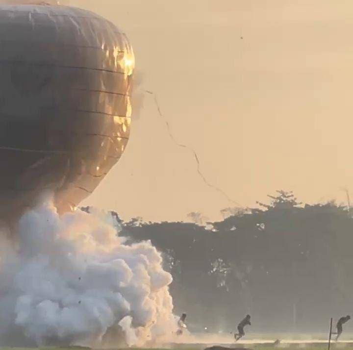 Detik-detik balon udara meledak di area persawahan Desa Muneng Kecamatan Balong Ponorogo. IDN Times/ Istimewa