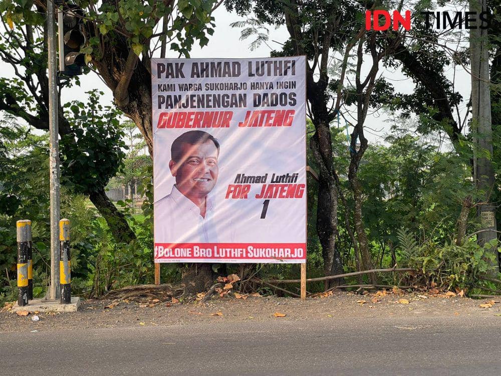 Baliho Kapolda Jateng Ahmad Lutfi dukungan Jateng 1 di Grogol. (IDN Times/Larasati