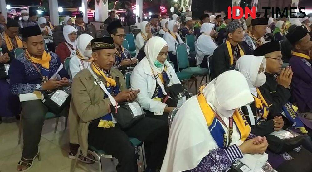 Sebanyak 412 CJH diberangkatkan Pj Bupati Magetan Hergunadi dari Pendopo Surya Graha dengan 9 bus. IDN Times/ Riyanto