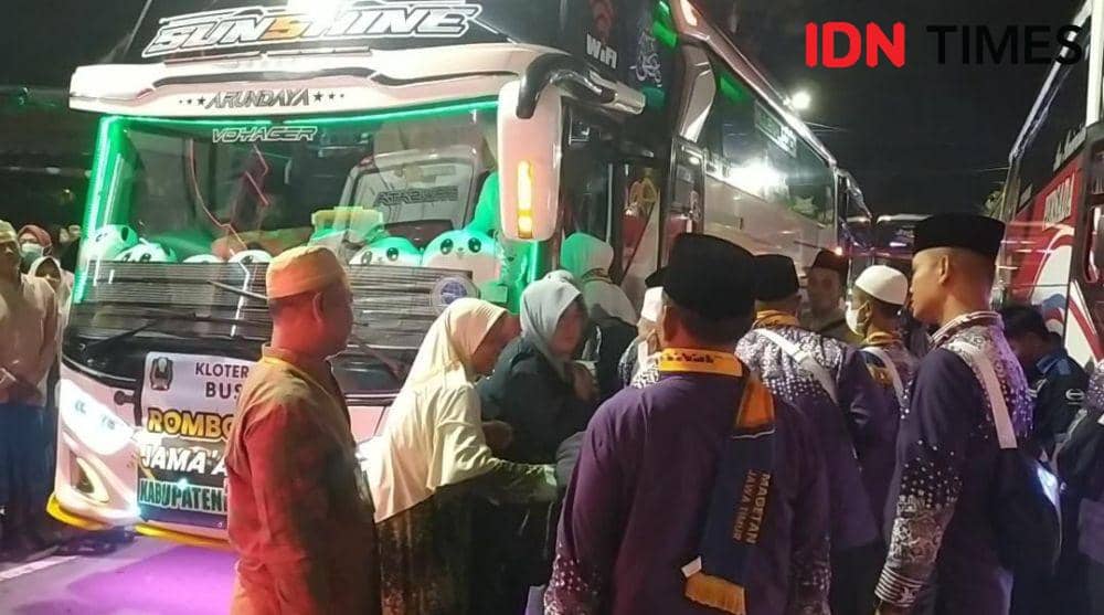 Sebanyak 412 CJH diberangkatkan Pj Bupati Magetan Hergunadi dari Pendopo Surya Graha dengan 9 bus. IDN Times/ Riyanto