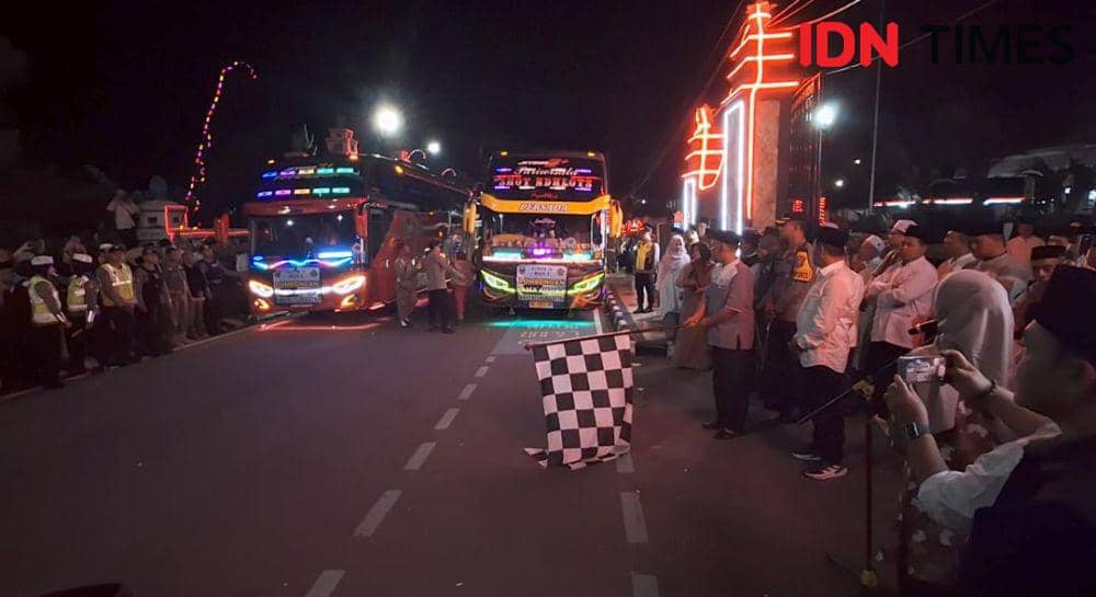 Sebanyak 412 CJH diberangkatkan Pj Bupati Magetan Hergunadi dari Pendopo Surya Graha dengan 9 bus. IDN Times/ Riyanto