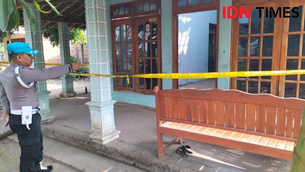 Polisi memasang police line di lokasi petasan meledak di desa Belembem Kecamatan Jambon Ponorogo. IDN Times/ Riyanto