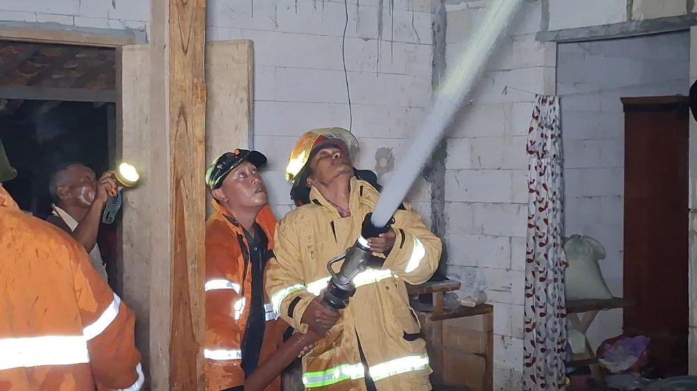 Pria di Ngawi Bakar Rumah Sendiri Gegara Cekcok dengan Istri