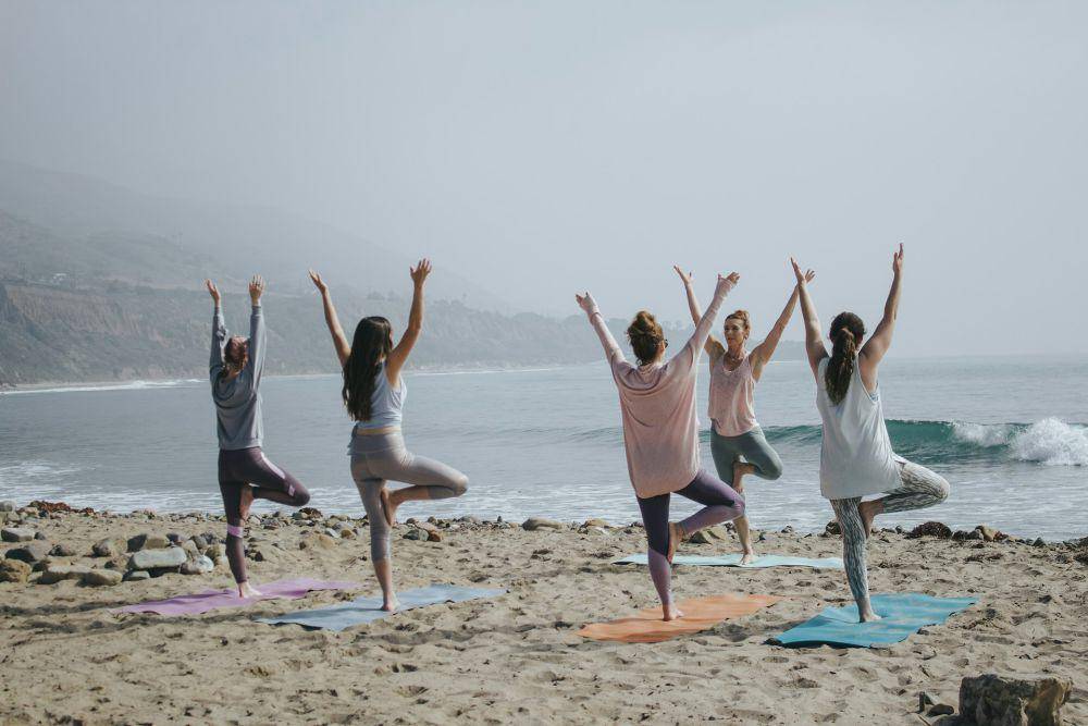 ilustrasi kelas yoga (unsplash.com/Kaylee Garrett)