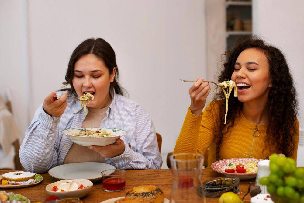 ilustrasi seseorang sedang makan (freepik.com/freepik)